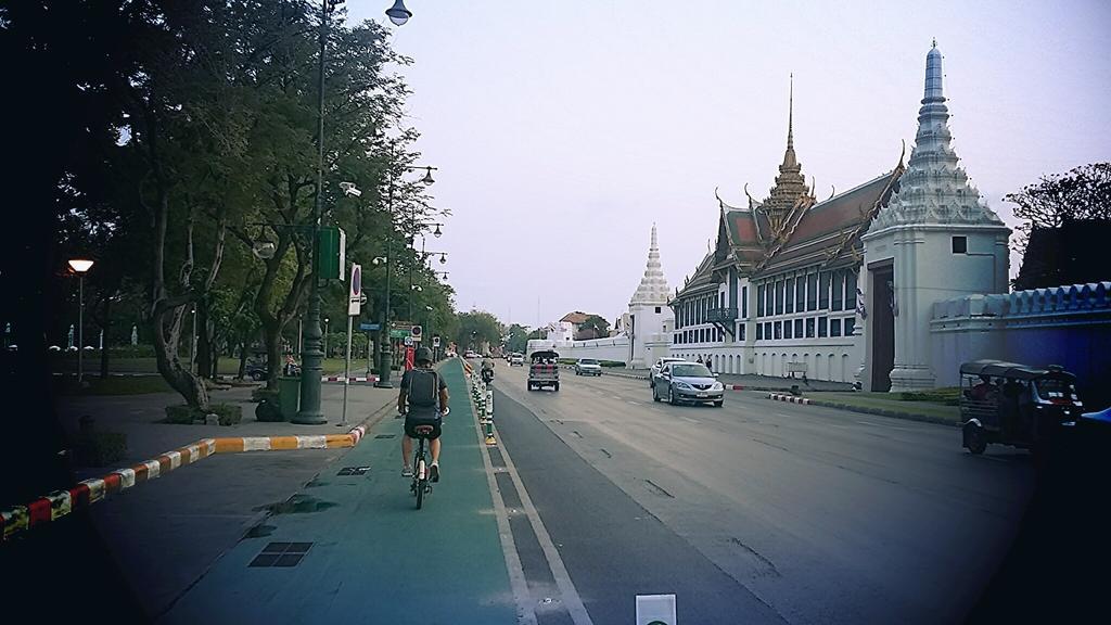 Хостел Bangkok Bed And Bike Экстерьер фото