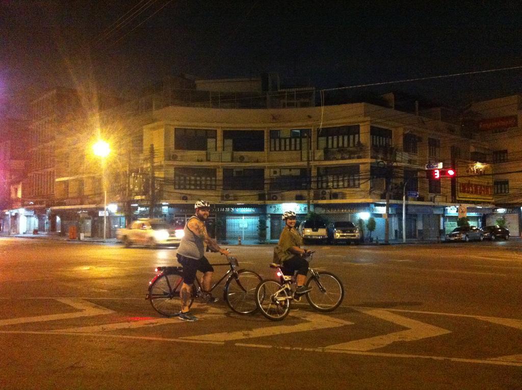 Хостел Bangkok Bed And Bike Экстерьер фото